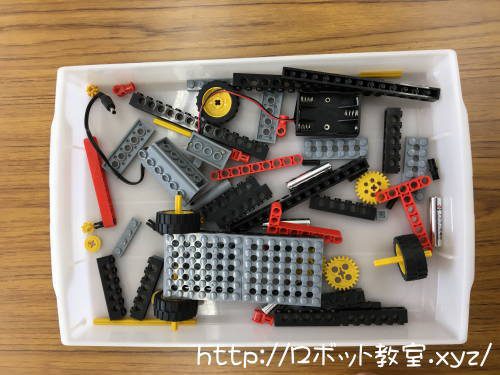 子供が教材ブロックパーツを組み立て作業中