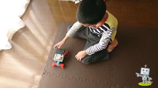 プログラミングしたロボットと小学1年生男子