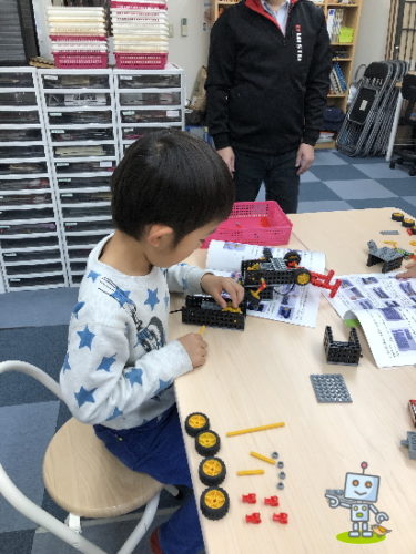 はじめてのロボット作りに挑戦する年中5才