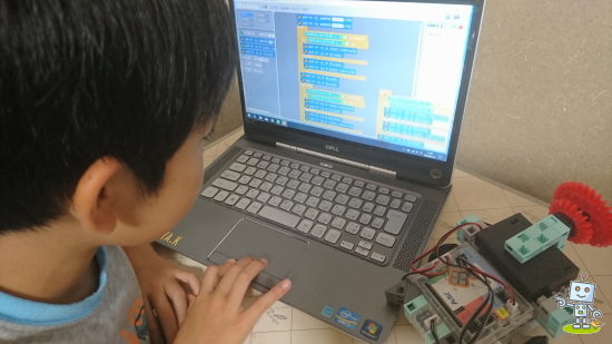 ブロックを組み立てて作ったロボットに次はプログラミングをして制御します