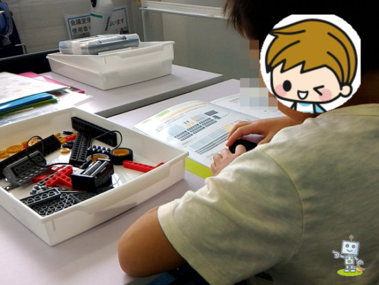 ブロックパーツを組み立て作業中。集中してます。