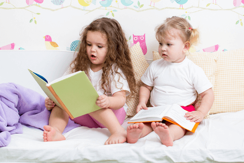 読書が大好きな幼児と子供