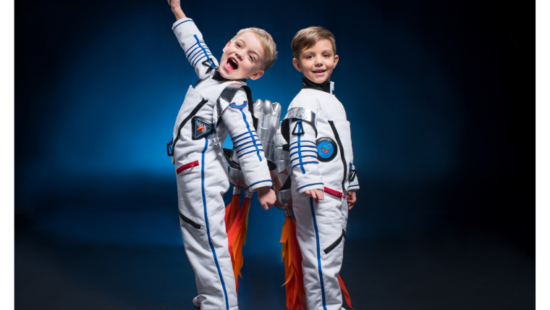 宇宙飛行士の服をきている小学生